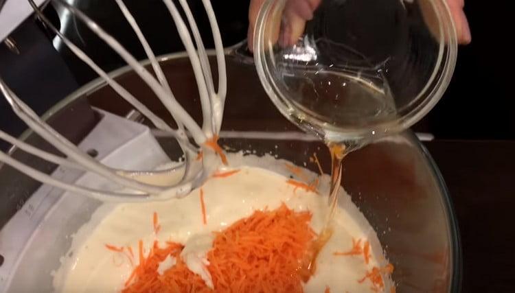 We spread the carrots in the dough, add vegetable oil.