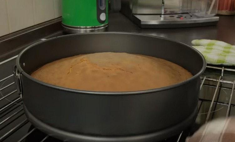 Pour the dough into a mold covered with parchment and bake the cake.