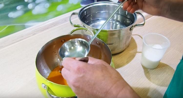 Nous diluons le jus avec de l'eau bouillie en choisissant la consistance et le goût nécessaires.