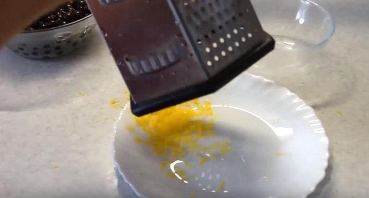 Frota la ralladura de limón sobre un rallador fino.