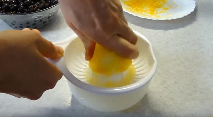 Squeeze juice out of lemon.