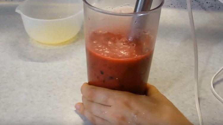 We interrupt all components to a smoothie with a submersible blender.