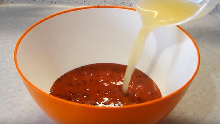Versez la masse dans un récipient plus grand, ajoutez le jus de citron et l'eau.