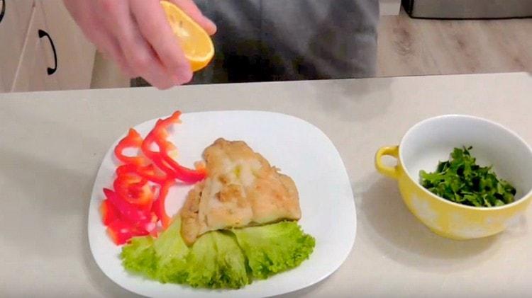 Vaporiser le poisson fini avec de l'huile d'olive et du jus de citron.