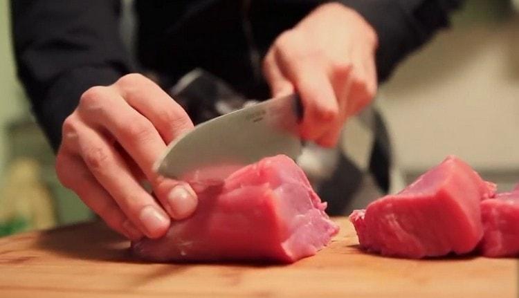 Couper le filet de boeuf en petits steaks.