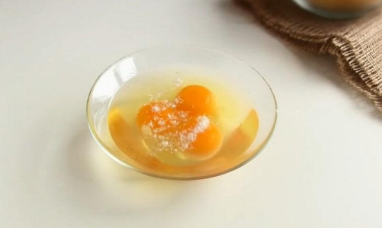 Eggs beat in a bowl, add salt.