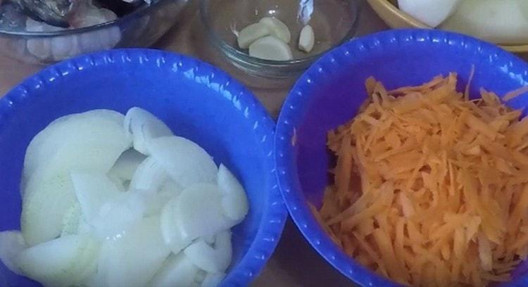 Cut the onion in half rings, three carrots.