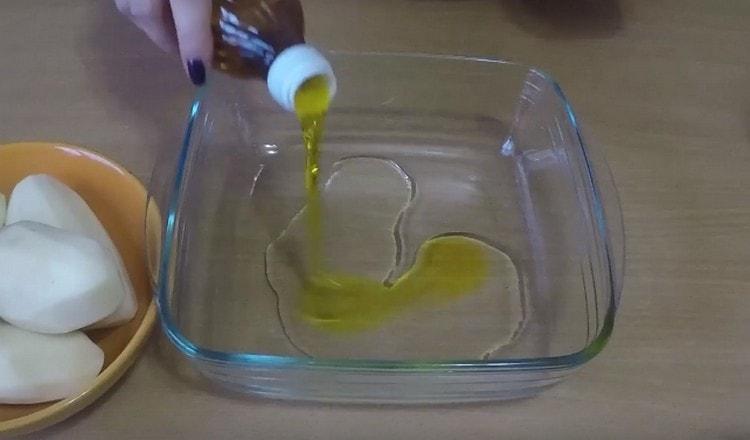 Pour sunflower and mustard oil into the baking dish.