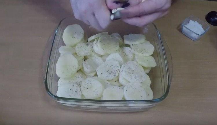 Add garlic to the potatoes and leave to marinate.