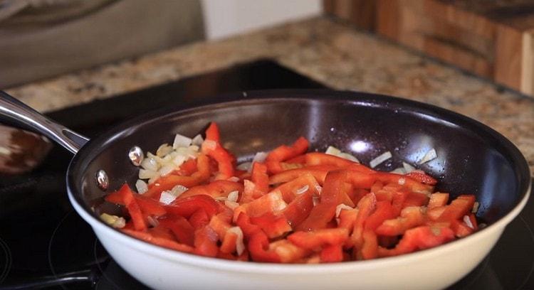 Add pepper to the pan to the onion.