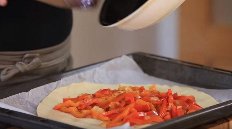 We spread the filling on the center of the dough sheet.