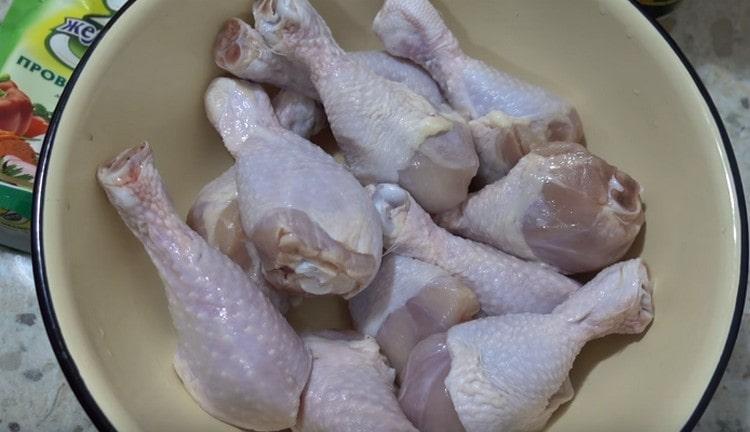 We wash and dry the chicken drumsticks with paper towels.