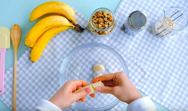 Rompa los plátanos pelados en trozos y colóquelos en un tazón.