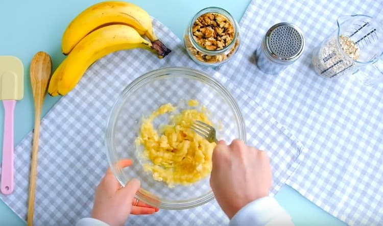 Amasar los plátanos con un tenedor o interrumpir con una licuadora.