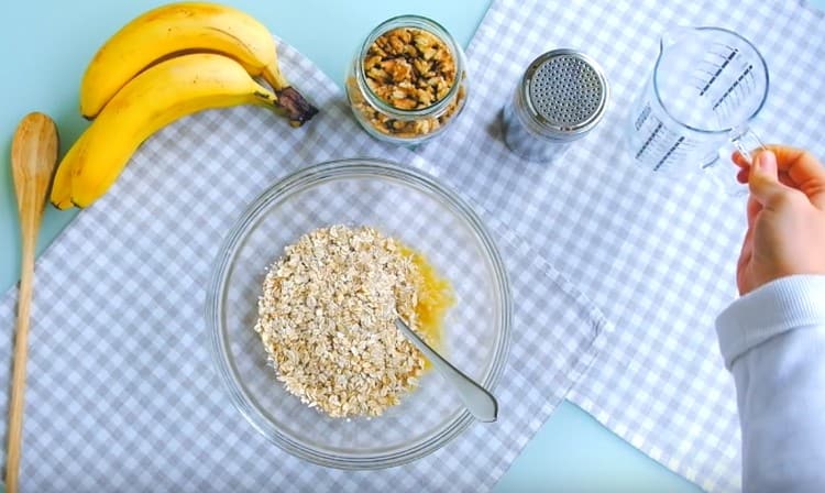 Add oatmeal to the banana mass.