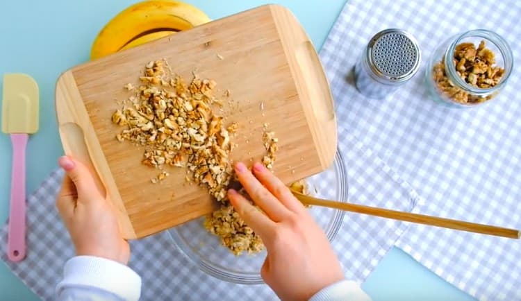 Las nueces picadas se agregan a la masa de avena.