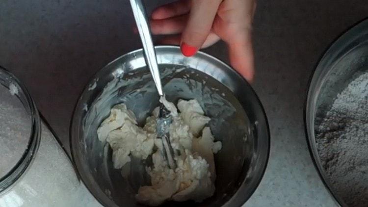 Frotter le beurre ramolli avec une fourchette.