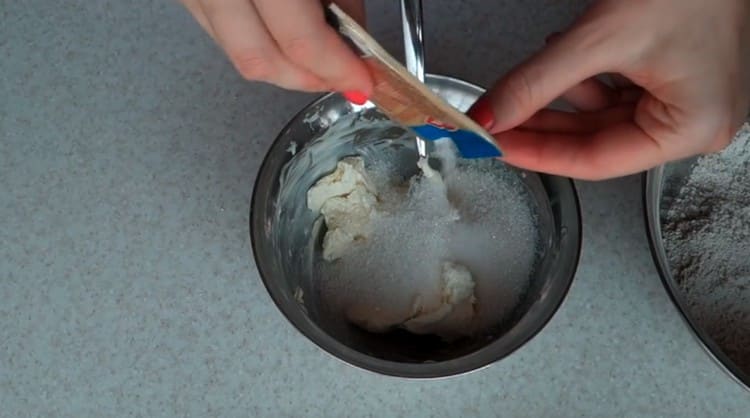 Ajouter le sucre, le sucre vanillé à l'huile et broyer à nouveau.