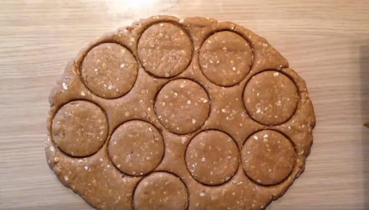 Exprima las galletas de la capa de masa con un molde o un vaso.