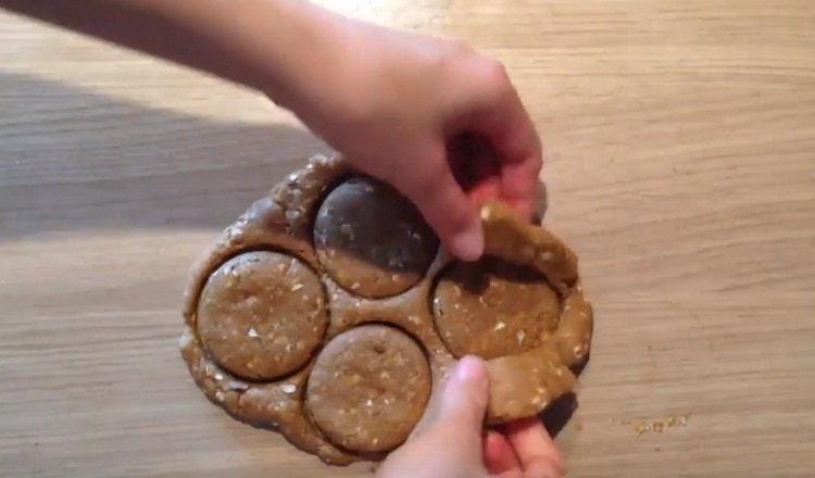 Former des biscuits jusqu'à ce que toute la pâte soit terminée.