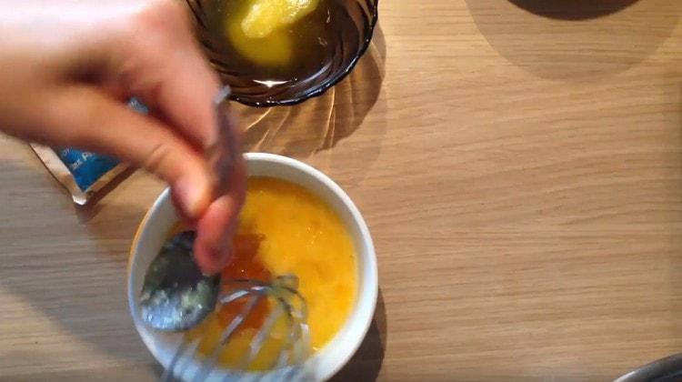 Ajouter le miel liquide aux œufs, mélanger.