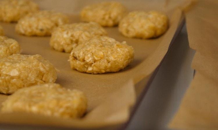 We lay out the blanks on a baking sheet covered with parchment and gently crush it with your hand.