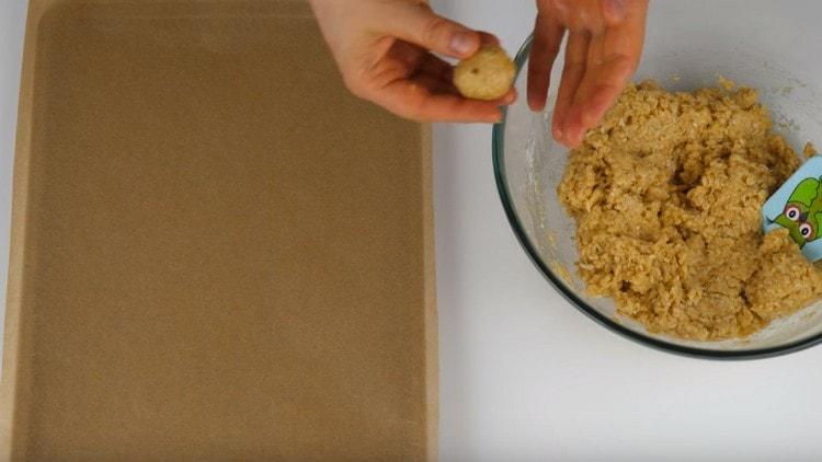 Rouler des boules de pâte de la taille d'une noix.