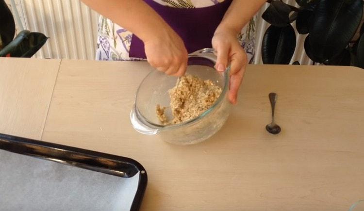 Mix the oat mass thoroughly.