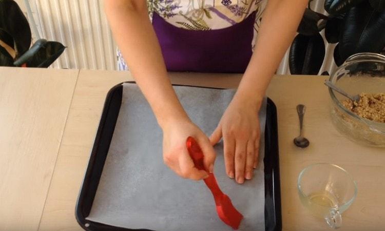 We cover the baking sheet with parchment and grease it with vegetable oil.