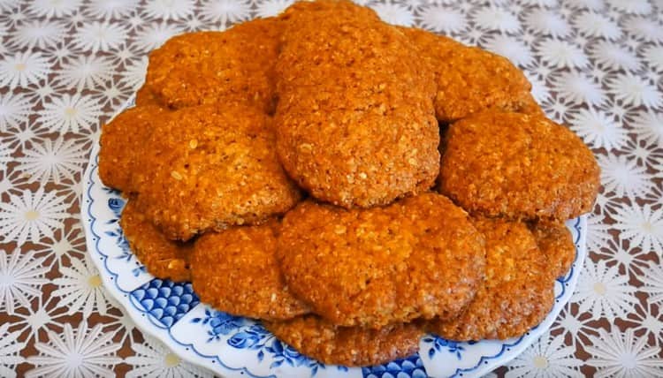 If desired, oatmeal cookies on kefir can be decorated with icing sugar.