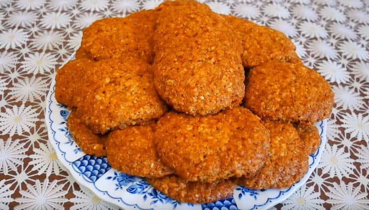 Si lo desea, las galletas de avena en kéfir se pueden decorar con azúcar glas.