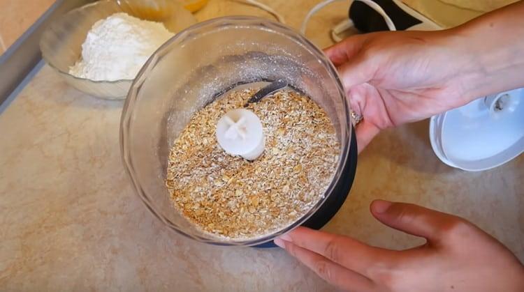 Broyer la farine d'avoine avec un mélangeur dans la farine.