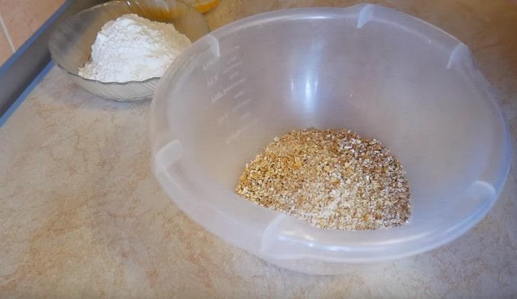 Pour oatmeal in a deep bowl.
