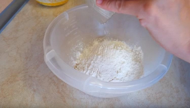 Add the flour to the oatmeal.