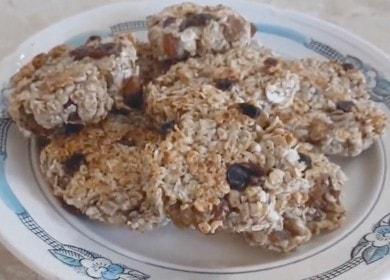Cocinamos galletas de avena simples y sabrosas en una sartén de acuerdo con la receta con una foto.