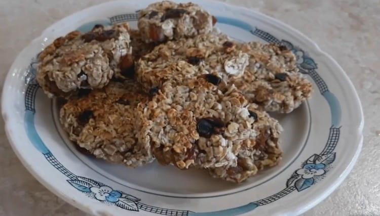 Such oatmeal cookies in a pan can be prepared if you urgently want something tasty for tea.