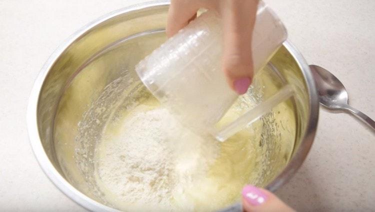 Ajouter la farine à la masse d'huile, mélanger.