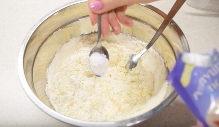 Nous introduisons la levure et le sel dans la pâte.