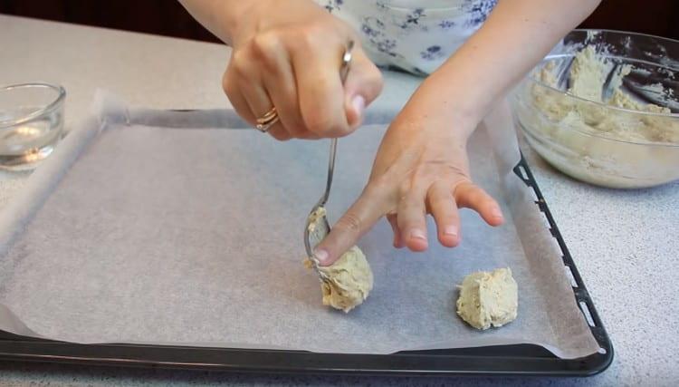 Nous étalons la pâte obtenue sur une plaque à pâtisserie recouverte de papier sulfurisé à l'aide d'une cuillère.