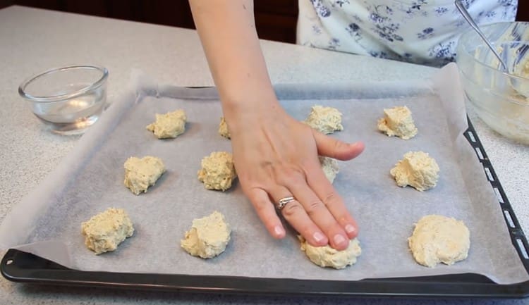 Nous nivelons les biscuits avec les doigts mouillés à l'eau.