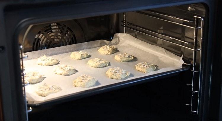 Pendant 15 minutes, placez la plaque de cuisson avec les blancs dans le four préchauffé.