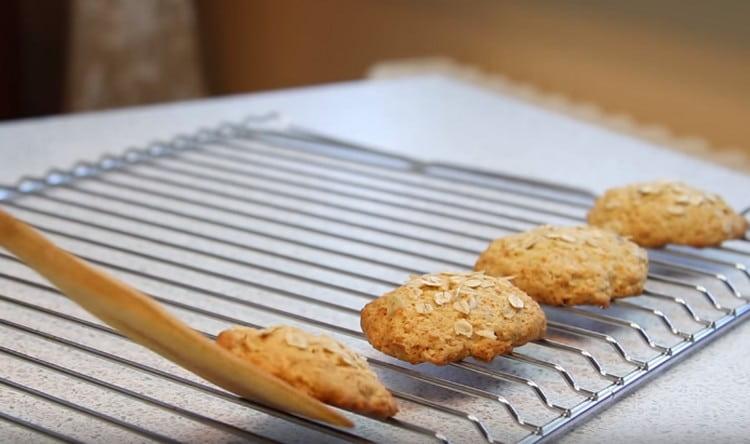 Después de sacar las galletas del horno, debe dejar que se enfríen sobre la rejilla.