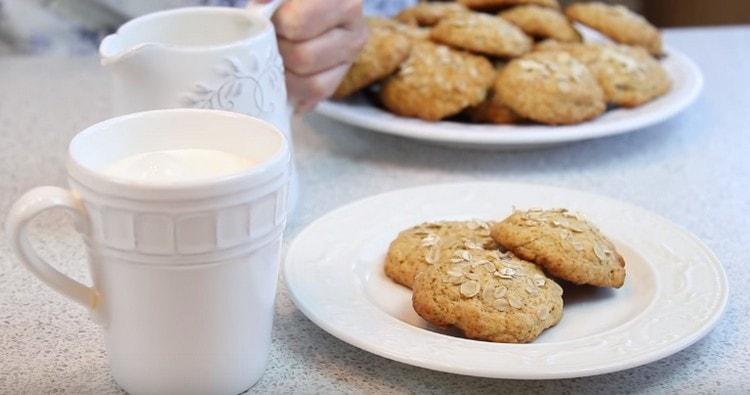 Les biscuits à l'avoine avec du miel seront encore plus savoureux si vous le buvez avec du lait.