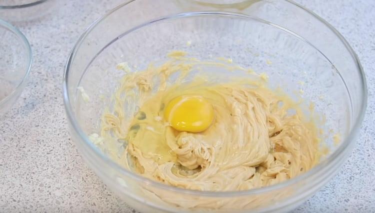 Agregue el huevo a la masa de mantequilla y vuelva a batir.