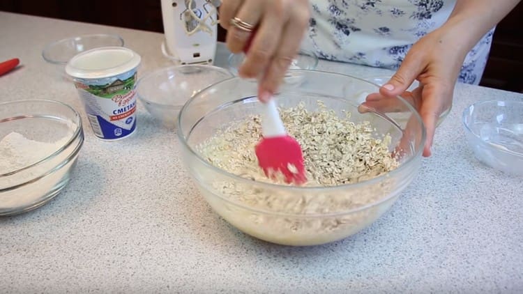 Ajouter la farine d'avoine à la pâte et mélanger avec une spatule.