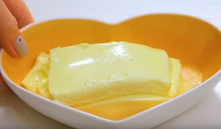 Prethodno izvadimo maslac iz hladnjaka kako bi bio mekan.