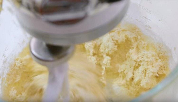 À basse vitesse, mélanger la pâte avec un mélangeur.