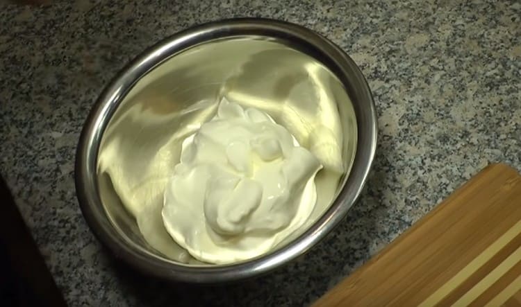 Para preparar la salsa, tomar crema agria.