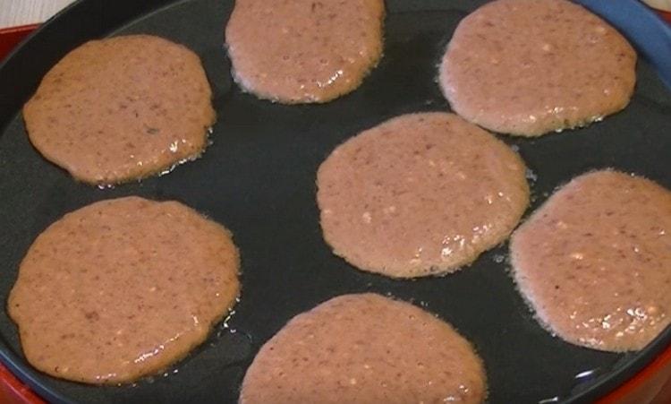 À la louche ou à la cuillère, déposez les crêpes dans une poêle bien chaude.