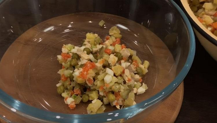 Seleccionamos unas cucharadas de ensalada, que serviremos de inmediato.